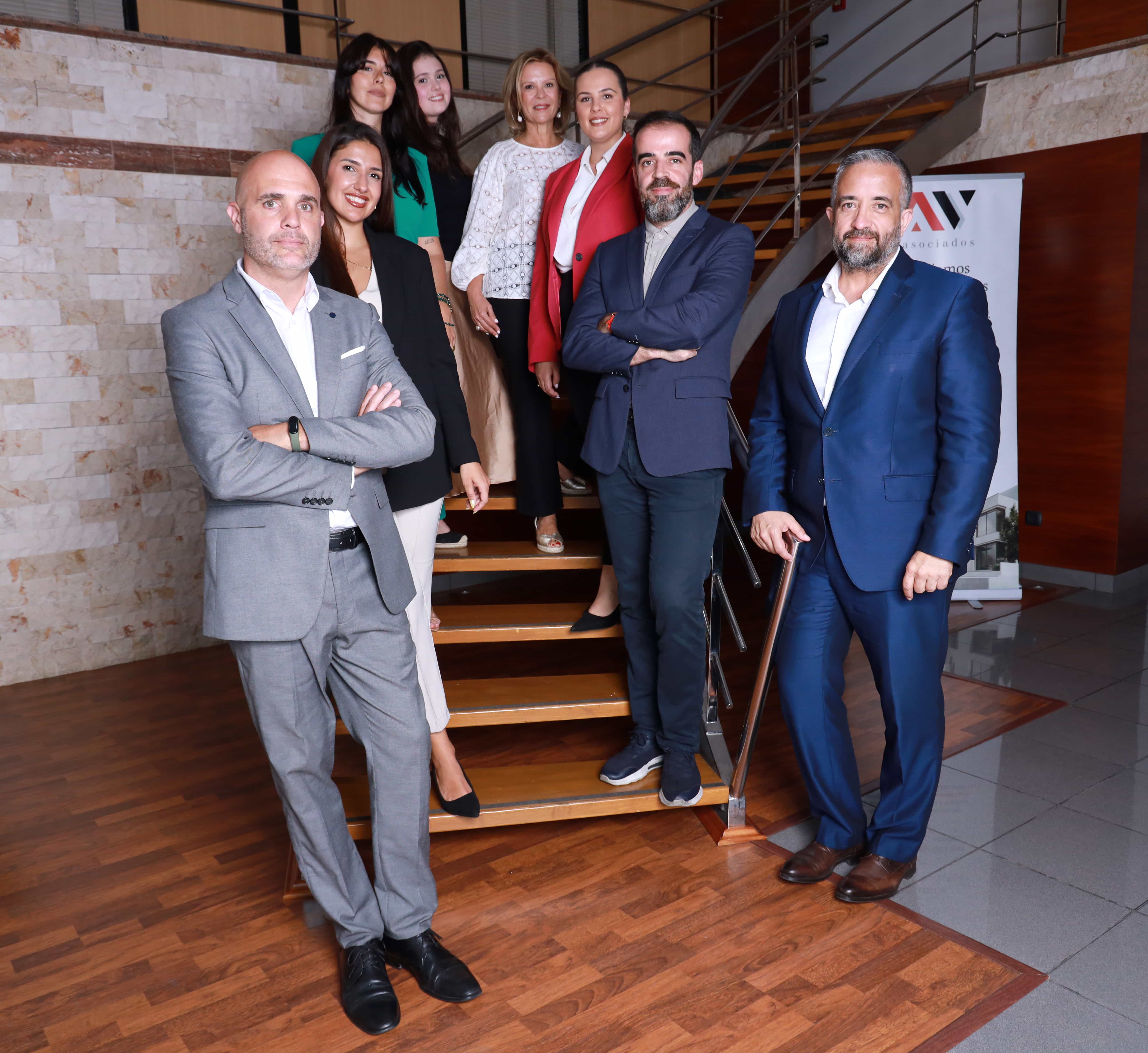Reunión entre abogado y clientes en un despacho profesional